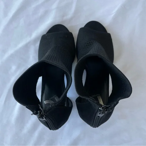 Report Tarragon Peep Toe Perforated Ankle Women’s Bootie Size 6.5 - Picture 4 of 10